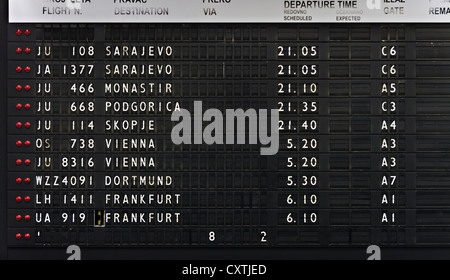 Split Flap mechanische Abfahrten Board Display auf Nikola Tesla Flughafen in Belgrad, Serbien Stockfoto