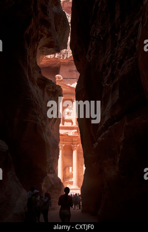 Touristen gehen die Schatzkammer von Al-Siq, Petra, Jordanien (Khaznat el-Faroun) Stockfoto