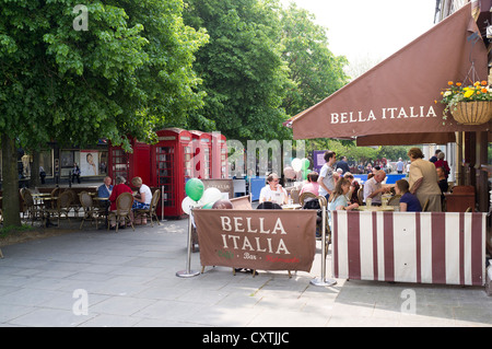 Dh die Promenade Cheltenham Gloucestershire Menschen außerhalb essen Bella Italia outdoor Italienische Pizza restaurant Street caf Stockfoto