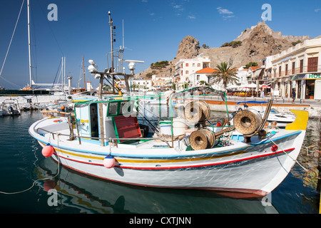 Traditionelle griechische Angelboote/Fischerboote in Myrina auf Lemnos, Griechenland, Blickrichtung Myrina Burg. Stockfoto