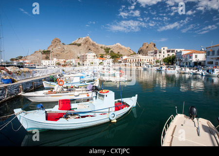 Traditionelle griechische Angelboote/Fischerboote in Myrina auf Lemnos, Griechenland, Blickrichtung Myrina Burg. Stockfoto