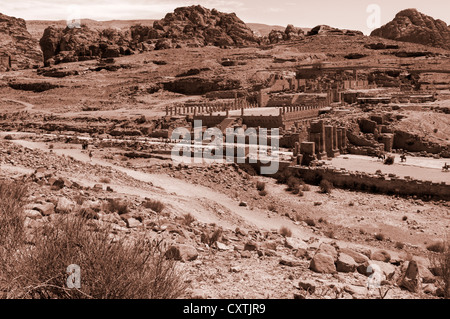 Blick über die Colonnaded Straße, Marktplatz und Temenos-Tor, Petra, Jordanien Stockfoto