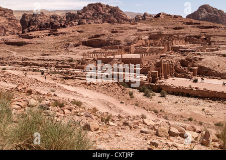 Blick über die Colonnaded Straße, Marktplatz und Temenos-Tor, Petra, Jordanien Stockfoto