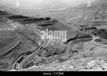 Wadi Al-Mujib Straße mit Al-Mujib Staudamm, Jordanien Stockfoto