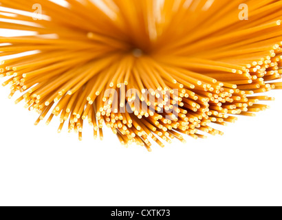 Abstrakte Sicht auf trockenen Engel Haar Spaghetti Nudeln auf weißem Hintergrund. Stockfoto