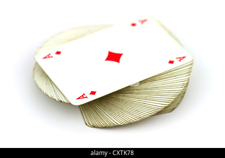 Deck des alten Spielkarten mit Ass an der Spitze isoliert auf weißem Hintergrund. Stockfoto