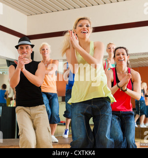 Zumba oder Oberlenningen - Jugendliche tanzen in einem Studio oder Fitness-Studio Sport oder üben eine Tanznummer Stockfoto