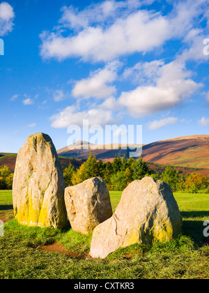 Castlerigg Steinkreis mit Skiddaw und Lonscale fiel hinter. Lake District National Park in der Nähe von Keswick, Cumbria, England. Stockfoto