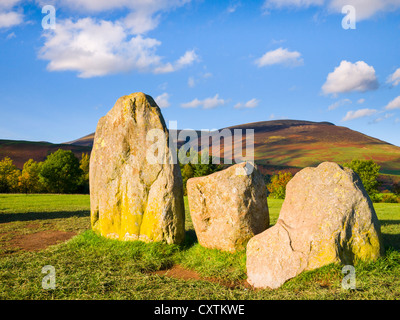 Castlerigg Steinkreis mit Lonscale fiel hinter. Lake District National Park in der Nähe von Keswick, Cumbria, England. Stockfoto