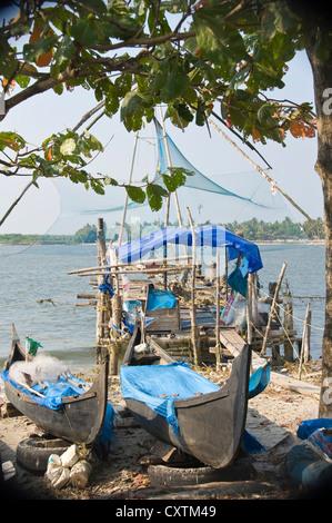 Vertikale Ansicht der chinesischen Fischernetze und traditionelle Fischerboote vertäut am Strand in Fort Cochin. Stockfoto