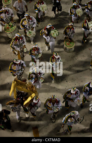 Frau trug durch die Trommler während Karneval Parade Rio de Janeiro-Brasilien Stockfoto