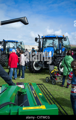 dh West Mainland Show DOUNBY ORKNEY Massen von Menschen betrachten Landwirtschaft Traktor Ausrüstung Traktoren anzeigen uk Stockfoto