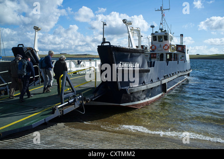 dh MV Enyhallow ROUSAY ORKNEY Passenger Boarding Orkney Ferries at isle Harbour Pier Jetty Ramp Island Passengers scotland Loading ro ro Ferry uk Stockfoto