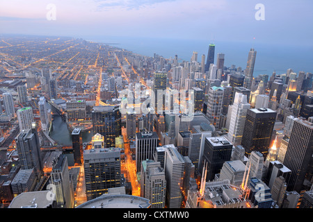 Luftaufnahme der Stadt Chicago in der Abenddämmerung Stockfoto