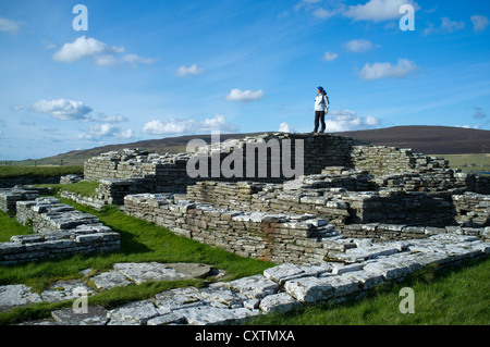 Dh Cubbie Roos Schloss WYRE ORKNEY Tourist Frau Viking Ruinen uk Menschen Schottland Urlaub nordischen Archäologie Stockfoto