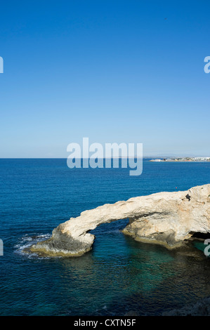 dh AYIA NAPA ZYPERN SÜDSEEBOGEN klares blaues Meer Seeküste Geologie Felsen Stockfoto