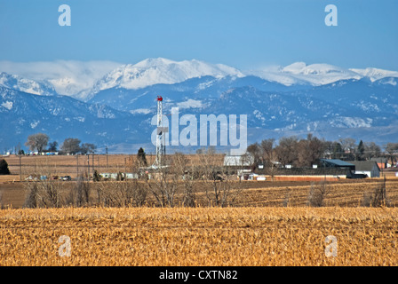 Bohren nach Erdgas im zentralen Colorado, USA, mit Longs Peak im Hintergrund Stockfoto