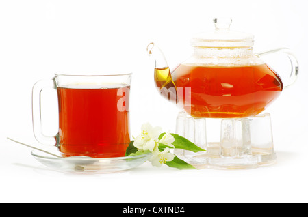 Tee wird in Glas Teetasse gegossen Stockfoto