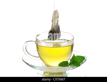 Tee in Tasse mit Blatt Minze isoliert auf weiss Stockfoto