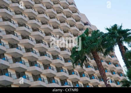 Ein Fragment des Toten Meeres Hotels mit Balkonen und Palmen aus den unteren Punkt fotografiert Stockfoto