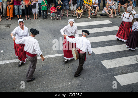 Tanzpaare im Zeitraum Kleid auf der Autrefois Le Couserons-Parade in St. Girons, Midi-Pyrenäen, Frankreich. REDAKTIONELLE NUTZUNG. Stockfoto