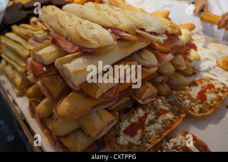 Typische spanische Sandwiches mit Schinken Serrano aus fairen internationalen Agrar-Industrie-Ausstellung, Blick spanisches Essen Zafra. Stockfoto