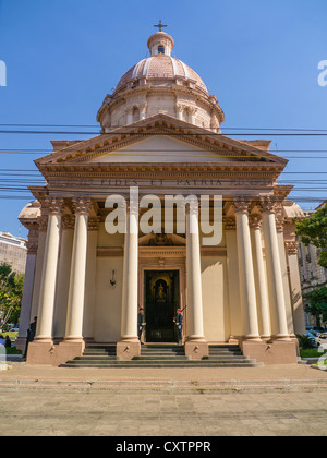 Vorderansicht der Pantheon der Helden, mit zwei Soldaten Wache am Eingang in Asunción, Paraguay. Stockfoto