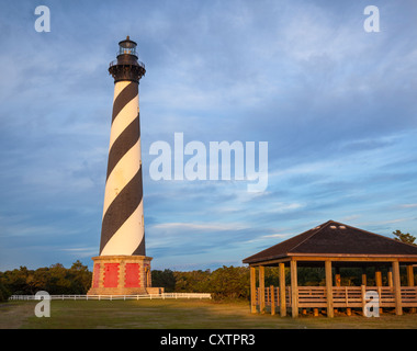 Cape Hatteras National Seashore, NC: Cape Hatteras Lighthouse (1870) mit Morgensonne Stockfoto