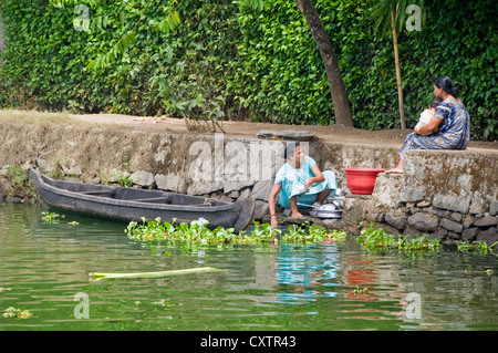 Horizontale Porträt einer indischen Familie tun, ihre täglichen Aufgaben am Flussufer in Kerala. Stockfoto