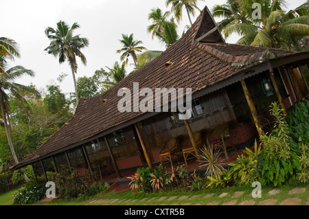 Horizontale Ansicht von Teak Holzbungalows in einem Resort in den Backwaters von Kerala. Stockfoto