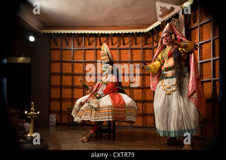 Horizontalen Weitwinkel des Kathakali-Performance-Künstler handeln eine Szene auf der Bühne. Stockfoto