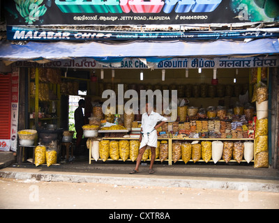 Horizontale Ansicht eines Mannes an seine Straßenrand stall mit fast food-Snacks in Kerala, Indien. Stockfoto