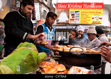 Kunden Schlange und warten, bis einen Gebratene Kartoffel-Kuchen-Sandwich in Dehradun, Indien zu bekommen. Stockfoto