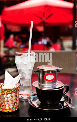 Eiskaffee serviert Ihnen ein beliebtes Café in der Innenstadt von Ho-Chi-Minh-Stadt. Stockfoto