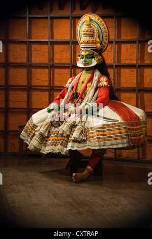 Vertikale voller Länge Porträt eines Künstlers Kathakali in vollem Kostüm während eines Auftritts. Stockfoto