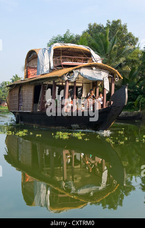 Vertikale Ansicht von einem traditionellen Holzhaus-Boot, Kettuvallam, Segeln durch die Backwaters von Kerala. Stockfoto