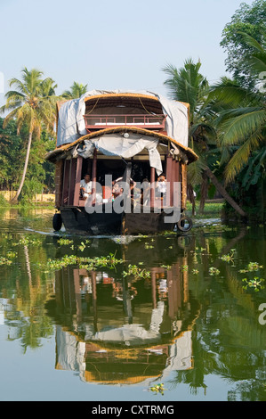Vertikale Ansicht von einem traditionellen Holzhaus-Boot, Kettuvallam, Segeln durch die Backwaters von Kerala. Stockfoto