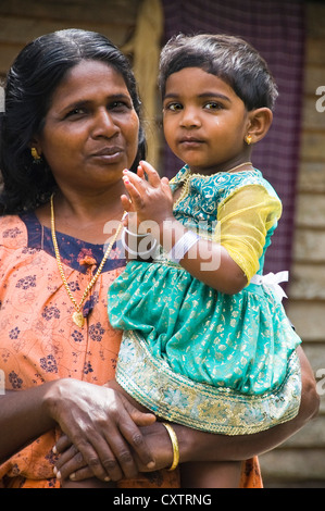 Vertikale Porträt einer indischen Frau mit ihrer Tochter am Flussufer in Kerala. Stockfoto