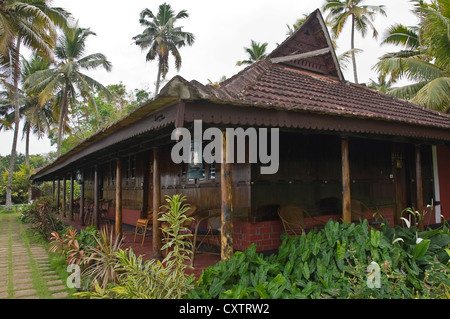 Horizontale Ansicht von Teak Holzbungalows in einem Resort in den Backwaters von Kerala. Stockfoto