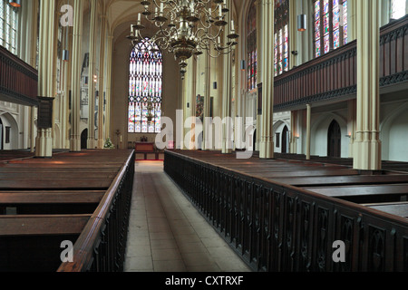 Blick Richtung Altar & Ostfenster der zentralen Gang hinunter in St. Mary Parish Church in Tetbury, Gloucestershire, UK. Stockfoto