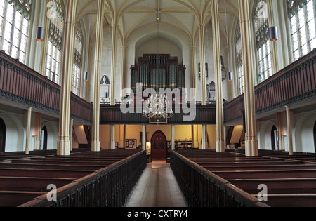 Blick auf die Orgel auf der Rückseite der St. Mary Parish Church in Tetbury, Gloucestershire, UK. Stockfoto