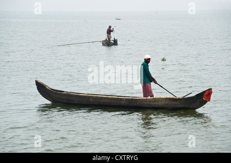 Horizontale Ansicht der traditionellen Fischer in ihre Angelboote/Fischerboote auf den Backwaters von Kerala, Angeln für Muscheln. Stockfoto