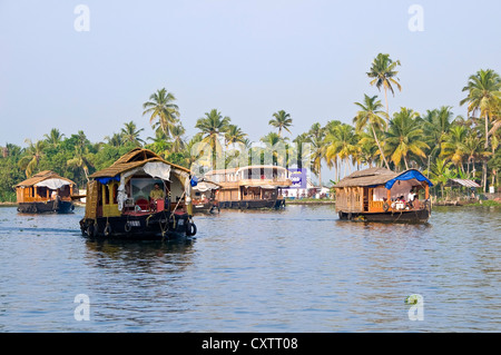 Horizontale Ansicht von vielen traditionellen Holzhaus Boote, Kettuvallams, Segeln durch die Backwaters von Kerala. Stockfoto