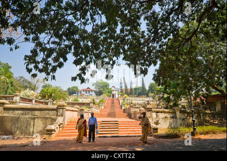 Horizontale Ansicht des indischen Volkes Hill Palace, Thiruvankulam Panchayat, in der Nähe von Tripunithura in Kerala an einem sonnigen Tag zu besuchen. Stockfoto