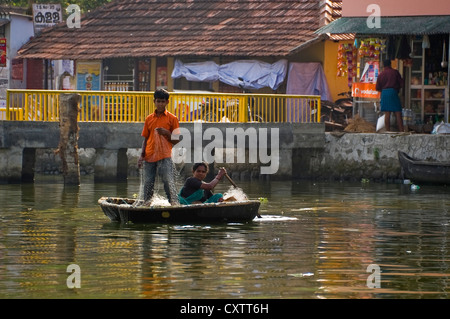 Horizontale Ansicht ein traditionelle Runde Angeln Boot, Parisal, mit zwei Personen Angeln auf den Backwaters von Kerala. Stockfoto