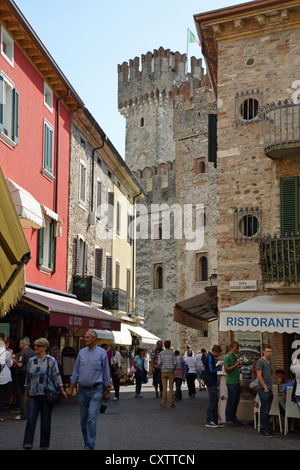 Die Scaliger-Burg von Sirmione, Gardasee, Provinz Brescia, Piazza Giosue Carducci, Region Lombardei, Italien Stockfoto