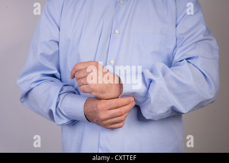 Mann sein Hemd zuzuknöpfen Stockfoto