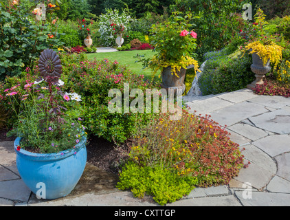 Maury-Vashon Island, WA: Terrassenförmig angelegten Staudengarten mit Steinplatten Terrasse Stockfoto