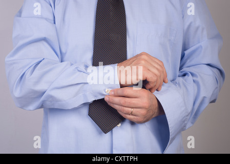 Mann sein Hemd zuzuknöpfen Stockfoto