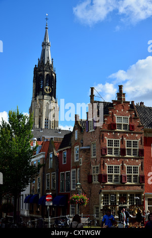 Kirchturm und Rue de Delft, Niederlande. Stockfoto